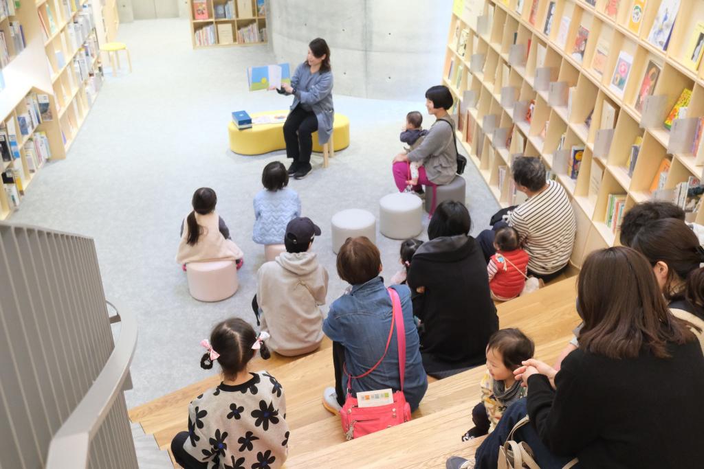 「森のちいさなおはなし会」に聞き入る親子